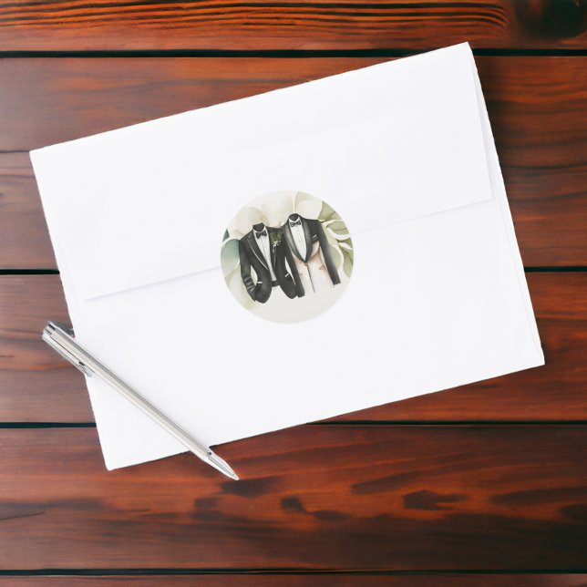 Adesivo Redondo Casamento Elegante de Gay Dois Nascentes em Traços (Elegant Gay Wedding Two Grooms in Suits Classic Round Stickers from Ricaso)