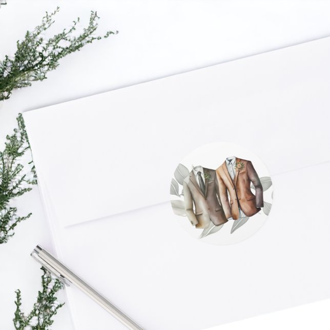 Adesivo Redondo Casamento Elegante de Gay Dois Nascentes em Traços (Elegant Gay Wedding Two Grooms in Suits Classic Round Stickers from Ricaso)