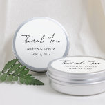 Adesivo Redondo Casamento Elegante De Script Personalizado Obrigad<br><div class="desc">Um roteiro personalizado, obrigado elegante da caixa de caligrafia, você favorece os adesivos personalizados com os nomes dos casais recém-casados e a data do casamento. As latas de estanho não estão incluídas, o preço é apenas para os rótulos. Eu recomendo usar a opção de 3" e obter as grandes caixas...</div>