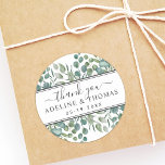 Adesivo Redondo Casamento Elegante Eucalyptus Greenery Obrigado<br><div class="desc">Os adesivos elegantes para favoritos de casamento são projetados com estilo orgânico moderno, combinando listras horizontais com folhagem verde botânica e bela tipografia preto e branco. A design de cor-de-água verde inclui eucalipto, folhas e galhos de eucalipto de prata em tons vermelhos macios de menta, verde, azeitona e verde-azul-acastanhado. Perfeito...</div>