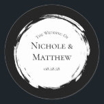 Adesivo Redondo Casamento Elegante Minimalista Negro e Branco<br><div class="desc">Faça uma declaração ousada com este convite de casamento, com um fundo preto dramático e uma tipografia branca limpa. O elegante design de rolagem adiciona um toque clássico, enquanto a paleta de cores minimalista cria um aspecto impressionante e sofisticado. Perfeito para casamentos formais, eventos de gravata negra ou cerimônias modernas...</div>