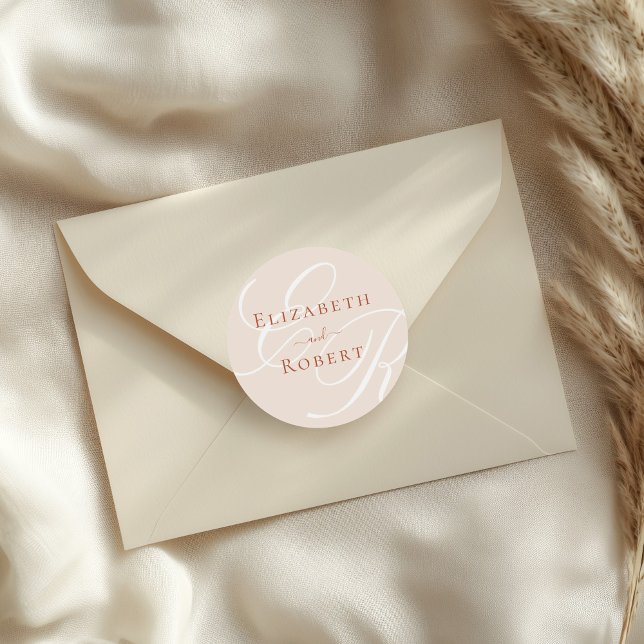 Adesivo Redondo Casamento Elegante Minimalista Terracotta Monogram (Elegant Minimalist Terracotta Monogram Wedding Classic Round Sticker on an elegant envelope)