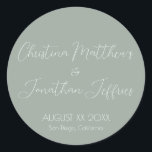 Adesivo Redondo Casamento Eucalyptus Moderno e Elegante<br><div class="desc">Este moderno e elegante evento ou adesivo de casamento apresenta um simples fundo verde de eucalipto com texto branco. Os nomes do casal são impressos em uma fonte de script. A data e o local do casamento são impressos abaixo.</div>