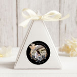 Adesivo Redondo Casamento Exclusivo de Monograma Dourado Floral<br><div class="desc">A nossa coleção de "Casamento Floral Exclusivo Dourado e Negro" inclui as flores de aquarela e douradas e a folhagem ampla. Junto com um roteiro elegante que está pronto para seu fazer de personalização, é uma coleção de casamentos moderna e chique. Verifique em nossa loja se há mais itens correspondentes....</div>