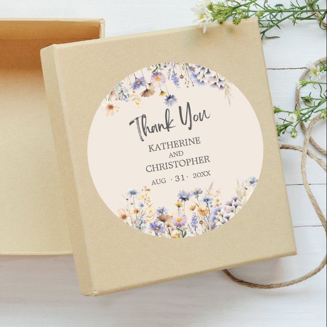 Adesivo Redondo Casamento Floral Azul Elegante BOHO Dusty Obrigado (BOHO Wildflower Thank You Wedding Sticker with light blue and yellow wildflowers, wedding details.)