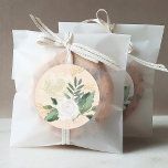 Adesivo Redondo Casamento Floral Dourado e Verde<br><div class="desc">O adesivo de sotaque de casamento apresenta um arranjo elegante de aquarela com um rosa pintado,  uma flor ranunculus e uma folhagem em tons neutros de branco,  creme,  rosa-pincel,  ouro e verde. Perfeito para um evento de primavera ou verão.</div>