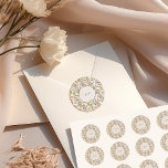 Adesivo Redondo Casamento Floral Elegante Vitoriano Real<br><div class="desc">Volte no tempo com os nossos Vinheiros Vítimos Real. Projetado com atenção meticulosa ao intrincado verde, florais e motivos característicos da Era Vitoriana, este adesivo permite personalizar suas iniciais. Durante a Época Vitoriana, os casamentos eram mais do que apenas cerimônias; eram ótimos espetáculos refletindo a posição social e o estilo...</div>