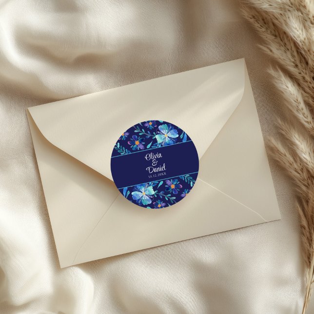 Adesivo Redondo Casamento Floral Fiesta marinho Azul Mexicano (Navy Blue Mexican Floral Fiesta Wedding Classic Round Sticker on an elegant wedding envelope.)