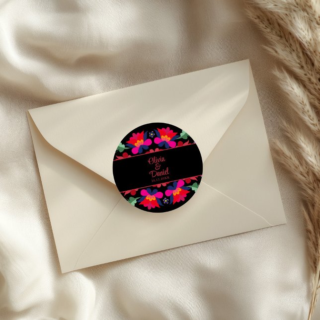 Adesivo Redondo Casamento Floral Mexicano-Negro e Vermelho Fiesta (Black and Red Mexican Floral Fiesta Wedding Classic Round Sticker on an elegant wedding envelope.)