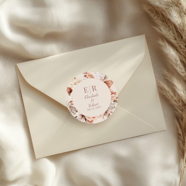 Adesivo Redondo Casamento Floral Moderno Blush Mocha Mousse Monogr (Modern Blush Mocha Mousse Monogram Floral Wedding Classic Round Sticker on a small envelope.)