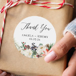 Adesivo Redondo Casamento Floral Rustic Chic Winter Obrigado<br><div class="desc">Personalize este "Casamento Floral Rustic Chic Winter Obrigado Sticker" para adicionar um toque especial. É fácil personalizar para combinar suas cores e estilos. (1) Para mais personalização, clique no link "personalizar mais" e use nossa ferramenta design para modificar esse modelo. (2) Se precisar de ajuda ou itens correspondentes, entre em...</div>