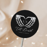 Adesivo Redondo Casamento Gótico Moderno da Till Death<br><div class="desc">Till Death Chic Modern Gothic Wedding Classic Round Sticker</div>