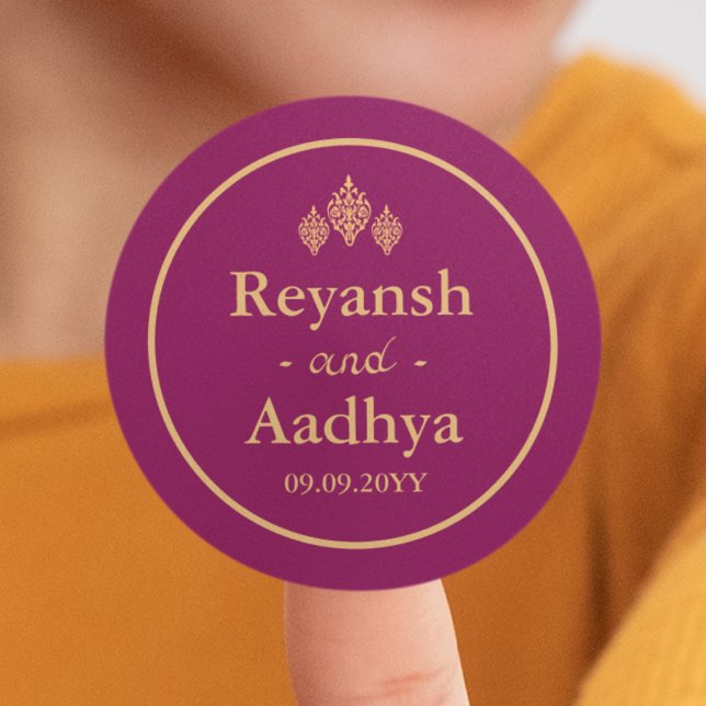 Adesivo Redondo Casamento Índio com Nomes de Casais Dourados Magen (Elegant Magenta Gold Couple Names Indian Wedding Classic Round Sticker
)
