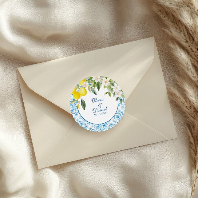 Adesivo Redondo Casamento mediterrânico de Azulejos Azuis e Limões (Mediterranean Blue Tiles and Lemons Wedding Classic Round Sticker on a wedding envelope.)