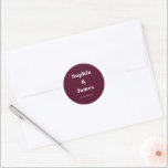 Adesivo Redondo Casamento Minimalista Burgundy da Tipografia Negra<br><div class="desc">Personalize facilmente substituindo cada informação. Verifique a visualização antes de adicionar ao carrinho. Exibir o link de coleção nesta página para ver todos os itens correspondentes neste design</div>