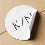 Adesivo Redondo Casamento minimalista de monograma preto e branco<br><div class="desc">Simples e moderno,  nobre do monograma de tipografia ousada e viciado em noivos. Adequado para ser usado como um selo de envelope de convite ou como um rótulo de favor.</div>