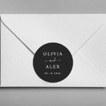 Adesivo Redondo Casamento Mínimo e Elegante de Monograma Branco e<br><div class="desc">Os selos de envelopes personalizados de casamento preto-e-branco fazem uma atividade familiar de excelente. Personalize este design gráfico digital com suas informações. Faz um excelente presente de casamento.</div>