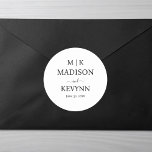 Adesivo Redondo Casamento Mínimo e Elegante de Monograma Branco e<br><div class="desc">Moderno e minimalista simples | Vinheta redonda clássica Casada Este elegante e moderno obrigado de casamento que você favorece apresenta um simples design de texto preto e branco que exude o estilo minimalista. Adicione suas iniciais ou monograma para torná-las completamente suas.</div>