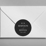Adesivo Redondo Casamento Mínimo e Elegante de Monograma Branco e<br><div class="desc">Moderno e minimalista simples | Vinheta redonda clássica Casada Este elegante e moderno obrigado de casamento que você favorece apresenta um simples design de texto preto e branco que exude o estilo minimalista. Adicione suas iniciais ou monograma para torná-las completamente suas.</div>
