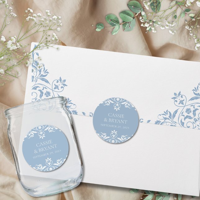 Adesivo Redondo Casamento Mínimo Elegante Azul e Branco (elegant dusty blue and white wedding stickers for romantic envelope seals favors and thank you gifts)