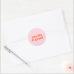 Adesivo Redondo Casamento Moderno Amelia Orange Pink<br><div class="desc">Os adesivos de casamento do estilo moderno, com um layout simples e mínimo com seus nomes em uma fonte retrógrada. O esquema de cores brilhantes é cor-de-laranja e rosa vibrantes. As fontes/cores podem ser alteradas na ferramenta de edição de design. Estes adesivos de casamento são excelentes como selos de envelopes...</div>