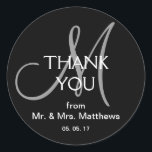 Adesivo Redondo Casamento Moderno da Cinza Negra Obrigado Sticker<br><div class="desc">Preto Moderno e Cinza Personalizável Vestido Casamento Monograma Obrigado Padrões com as opções do Sr. e Sra. Sobrenome e data de casamento. Design por Elke Clarke©. Um design perfeito e simples que você pode personalizar para suas etiquetas de favoritos de casamento. Personalize com seus nomes casados, data do casamento e...</div>