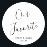 Adesivo Redondo Casamento Moderno Elegante Negro e Branco<br><div class="desc">Os adesivos de casamento em preto e branco, bonitos, com um layout simples e minimalista com "Nossos Favoritos" em um roteiro elegante junto com seus nomes e data de casamento. Uma design moderna que combina com qualquer estilo de casamento. Esses adesivos personalizados são excelentes para vestir doces ou salgadinhos que...</div>