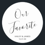 Adesivo Redondo Casamento Moderno Elegante Negro e Branco<br><div class="desc">Os adesivos de casamento em preto e branco, bonitos, com um layout simples e minimalista com "Nossos Favoritos" em um roteiro elegante junto com seus nomes e data de casamento. Uma design moderna que combina com qualquer estilo de casamento. Esses adesivos personalizados são excelentes para vestir doces ou salgadinhos que...</div>