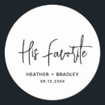 Adesivo Redondo Casamento Moderno Minimalista Negro e Branco<br><div class="desc">Os adesivos modernos de casamento favorecem uma simples design com "Seu Favorito" em uma tipografia elegante com seus nomes e data de casamento em uma fonte minimalista de sans serif. Todos os elementos design estão em preto e branco. Um design de chic para qualquer estilo de casamento. Estes adesivos personalizados...</div>