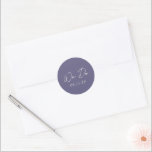 Adesivo Redondo Casamento Moderno Roxo Simples<br><div class="desc">Etiquetas de casamento elegantes com um layout simples e mínimo com "Nós fazemos" em uma tipografia contemporânea. Um design clássico com um toque moderno.</div>