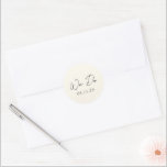 Adesivo Redondo Casamento Moderno Simples Cream<br><div class="desc">Etiquetas de casamento elegantes com um layout simples e mínimo com "Nós fazemos" em uma tipografia contemporânea. Um design clássico com um toque moderno.</div>