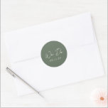 Adesivo Redondo Casamento Moderno Verde Oleícola Simples<br><div class="desc">Etiquetas de casamento elegantes com um layout simples e mínimo com "Nós fazemos" em uma tipografia contemporânea. Um design clássico com um toque moderno.</div>