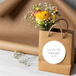 Adesivo Redondo Casamento Negro e Branco Minimalista Simples Obrig<br><div class="desc">Aumente a sua gratidão com o nosso Simples Casamento Negro e Branco Minimalista Obrigado Clássicos Padrões Redondos. Estes adesivos elegantes oferecem uma design elegante para expressar sua apreciação de forma na moda. Perfeito por adicionar um toque pessoal aos seus favores de casamento ou notas de obrigado. Faça seus gestos de...</div>