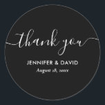 Adesivo Redondo Casamento Negro e Branco Moderno Obrigado<br><div class="desc">Obrigado preto-e-branco minimalista que você usa com uma fonte moderna de script. Itens correspondentes disponíveis.</div>