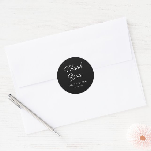 Adesivo Redondo Casamento Negro Mínimo de Caligrafia de Script Mod (Envelope)