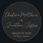 Adesivo Redondo Casamento Negro Moderno e Elegante<br><div class="desc">Este moderno e elegante evento ou adesivo de casamento apresenta um simples fundo preto com texto branco. Os nomes do casal são impressos em uma fonte de script. A data e o local do casamento são impressos abaixo.</div>