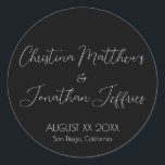 Adesivo Redondo Casamento Negro Moderno e Elegante<br><div class="desc">Este moderno e elegante evento ou adesivo de casamento apresenta um simples fundo preto com texto branco. Os nomes do casal são impressos em uma fonte de script. A data e o local do casamento são impressos abaixo.</div>