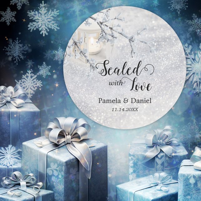 Adesivo Redondo Casamento no inverno de Neve de Espontamento de Sc (Wedding sticker with a romantic candle lit lantern on a sparkling snow background, with script text)