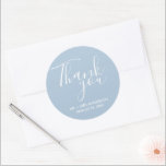Adesivo Redondo Casamento Obrigado Blue Wedding Favor<br><div class="desc">Os adesivos de casamento em azul e branco. Diga obrigado aos seus convidados de casamento com esses adesivos personalizados de casamento em uma bela letra de roteiro que dizia: Obrigado. Personalize com seus nomes e data de casamento. A cor de fundo desses adesivos pode ser alterada para cor de sua...</div>