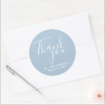 Adesivo Redondo Casamento Obrigado Blue Wedding Favor<br><div class="desc">Os adesivos de casamento em azul e branco. Diga obrigado aos seus convidados de casamento com esses adesivos personalizados de casamento em uma bela letra de roteiro que dizia: Obrigado. Personalize com seus nomes e data de casamento. A cor de fundo desses adesivos pode ser alterada para cor de sua...</div>