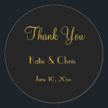 Adesivo Redondo Casamento Obrigado em Script Font<br><div class="desc">Um obrigado de casamento que você coloca em uma elegante fonte dourada,  realçada com um fundo preto,  faz com que essa obrigado seja chique e elegante.</div>