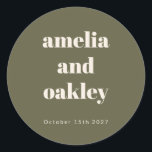 Adesivo Redondo Casamento Personalizado Bold Minimalista Boho Oliv<br><div class="desc">Vinheta redonda clássica de Casamento Personalizado Simples Boho Minimalista Bold-Olive Green</div>