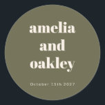 Adesivo Redondo Casamento Personalizado Bold Minimalista Boho Oliv<br><div class="desc">Vinheta redonda clássica de Casamento Personalizado Simples Boho Minimalista Bold-Olive Green</div>