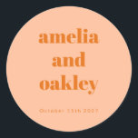 Adesivo Redondo Casamento Personalizado Bold Minimalista Boho Peac<br><div class="desc">Personalize seus favores de casamento com esses adesivos elegantes. Em Peach Orange,  esses adesivos adicionam um toque de na moda a caixas de presentes,  envelopes e muito mais. Personalize com seus nomes e data de casamento para um belo e atencioso detalhe que seus hóspedes vão amar!</div>
