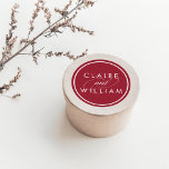 Adesivo Redondo Casamento Personalizado de Cranberry Red<br><div class="desc">Nossos adesivos personalizados de casamento em vermelho rico de amora são um toque perfeito para seus convites,  favores e cartões de agradecimento. Design apresenta os nomes dos casais em letras brancas nítidas em um fundo vermelho de feriado com "e" em roteiro de caligrafia decorativa.</div>