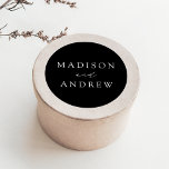 Adesivo Redondo Casamento Personalizado de Preto e Branco Moderno<br><div class="desc">Coloque seus envelopes ou favores com nossos adesivos elegantes de casamento. Os adesivos de casamento personalizados apresentam seus nomes em um roteiro de caligrafia branco com um fundo preto ou cor de sua escolha. Design coordena-se com a nossa coleção de casamentos da Elegância Moderna.</div>