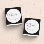 Adesivo Redondo Casamento Personalizado de Script Branco Preto Mín<br><div class="desc">Maníaco branco preto minimalista com manuscrito clássico redondo de casamento personalizado</div>