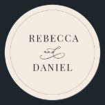 Adesivo Redondo Casamento Personalizado do Blush Neutro Simples Bo<br><div class="desc">Projetado para coordenar com a nossa coleção de casamentos Romântica de Script,  este nome personalizável Sticker,  apresenta um suporte gráfico caligráfico,  emparelhado com uma fonte serif clássica em preto. Itens correspondentes disponíveis.</div>