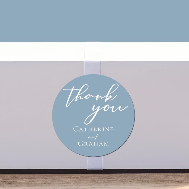 Adesivo Redondo Casamento Personalizado do Script Branco Dusty Blu (Criador carregado)
