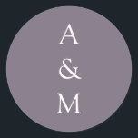 Adesivo Redondo Casamento Púrpura Mínimo Bold Monograma Boho Dusty<br><div class="desc">Monograma Mínimo Trendy Chic Typografia Clássica de Casamento com Palhetas Redondas em Boho Dusty Purple</div>